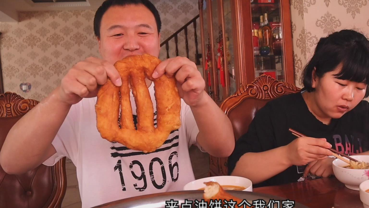 阿强妈独家秘方做油饼,今天大揭秘,20油饼一锅汤,一家全吃光